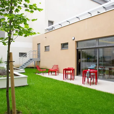 מלון דירות Adagio Paris 4*